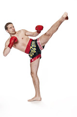 Boxer - Kickboxer - Kampfsportler mit bösem Blick beim Tritt