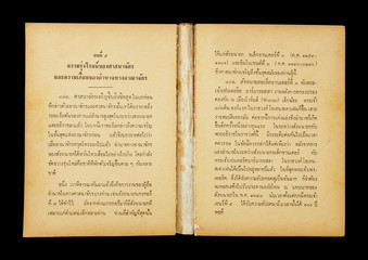 Obraz premium Thai language Old book on the black background
