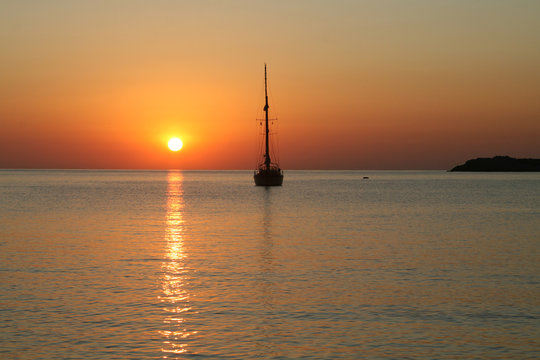 Fototapeta Yacht and morning sun