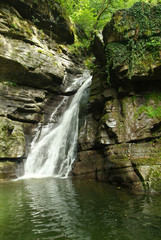 Fototapeta na wymiar Rzeka wodospad w Val di Muggio Breggia