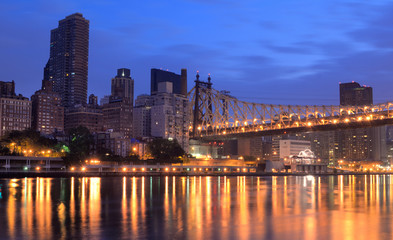 Fototapeta na wymiar Queensboro Bridge Spanning na East River w Nowym Jorku