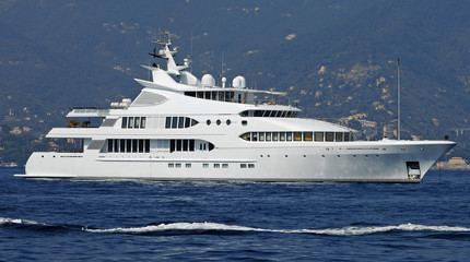Fototapeta na wymiar luksusowy jacht na morzu