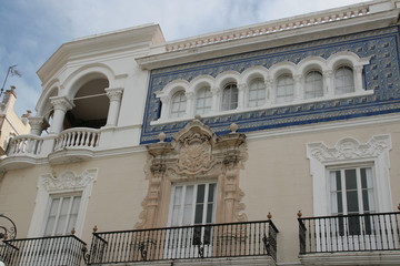 edificio con azulejos