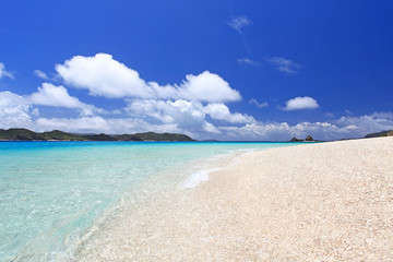 輝く砂浜と真夏の海