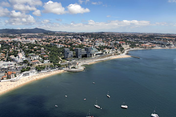Fototapeta na wymiar Miejska plaża w Cascais, Portugalia
