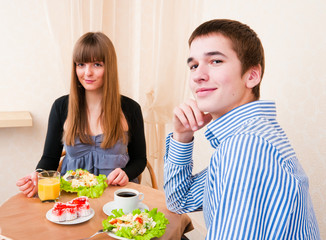 Obraz na płótnie Canvas Young caucasian couple dining in restaurant