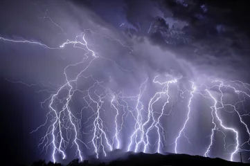 Selbstklebende Fototapete Sturm Blitze über den Rincon Mountains