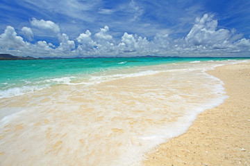 Fototapeta na wymiar 綺麗な砂浜に打ち寄せる波