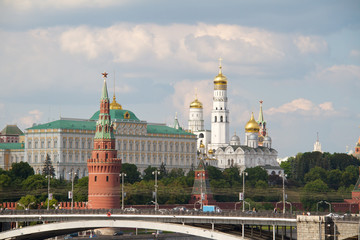 Obraz premium View of Moscow Kremlin with golden domes and Spasskaya tower