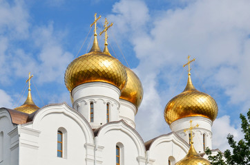 Fototapeta na wymiar Towers i złote kopuły kościoła