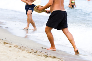 Ragazzo che gioca a racchette in spiaggia