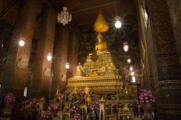 Fototapeta na wymiar The principal Golden Buddha image