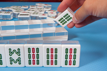 touch a mahjong tiles