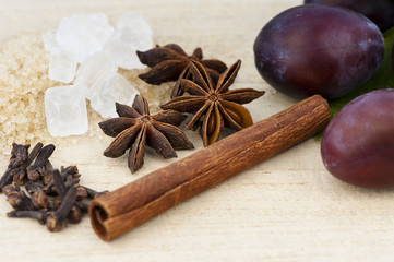 Zutaten für Pflaumenmus auf Holzbrett