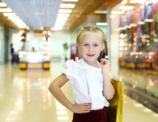 Little girl doing shopping