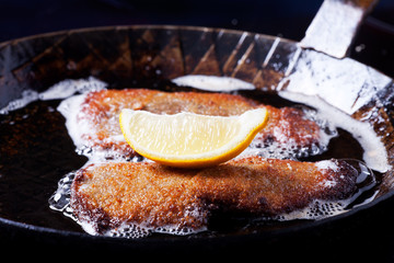 Wiener Schnitzel in einer Eisenpfanne