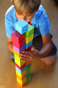 Enfant jouant avec des cubes