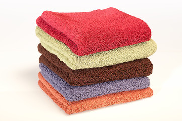 Obraz na płótnie Canvas Five bath towels of different colors on white background