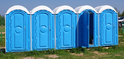 Уличные передвижные туалеты на пляже