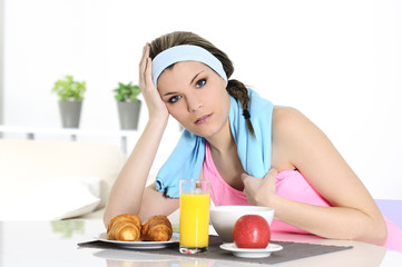 Obraz na płótnie Canvas sportive woman having breakfast