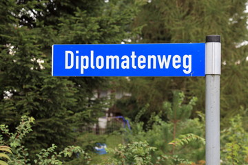 Fototapeta premium deutsches Strassenschild Diplomatenweg