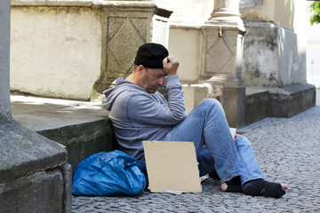 Arbeitsloser Bettler ist Obdachlos