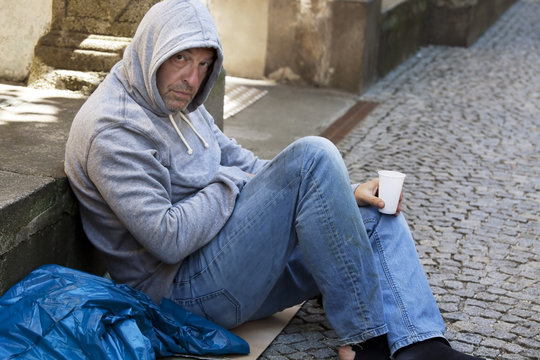 Arbeitsloser Bettler ist Obdachlos
