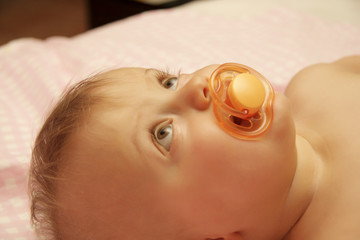 bambina bebe ciucio