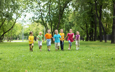 Obraz na płótnie Canvas Group of children in the park