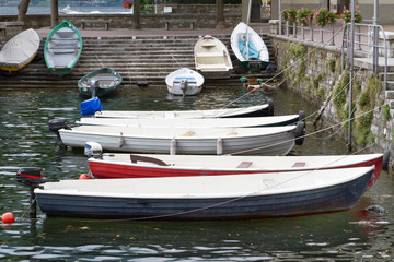 Boote am kleinen Hafen von Torno, Comer See, Italien