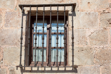 Fototapeta na wymiar Ventana del santuario de Yuso, La Rioja, España