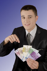 Junger Mann im Anzug mit Geldbündel; Young Boy with Money