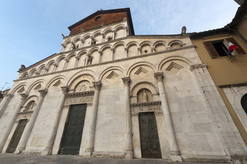 Fototapeta na wymiar Lucca (Toskania), zabytkowy kościół fasada