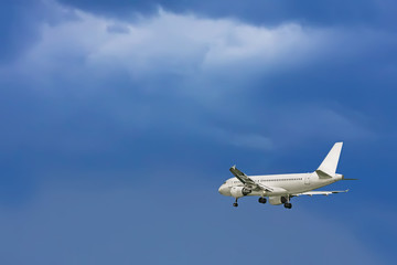 Fototapeta na wymiar Samolot w pochmurne niebo