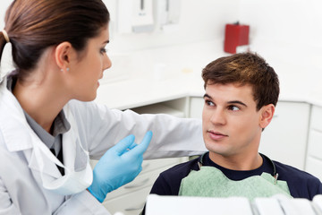 Fototapeta premium Dentist having conversation with patient