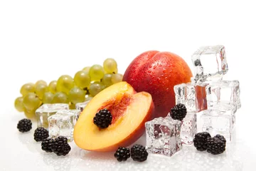 Fotobehang vers fruit met ijsblokjes © Eva Vargyasi