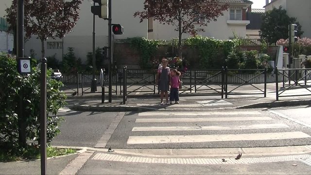 Enfants qui traversent une rue