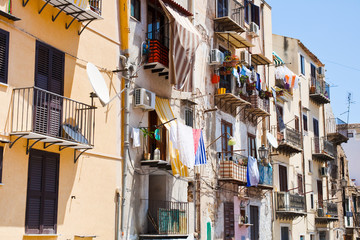 Fototapeta na wymiar typowy miejski dom w Palermo