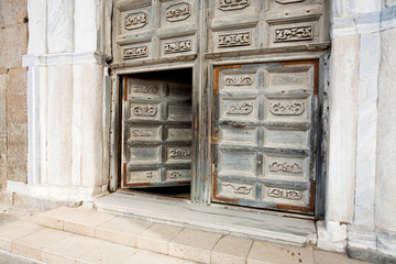 Obraz na płótnie Canvas Starożytni drzwi średniowiecznej katedry