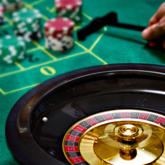 Playing roulette with a moving roulette - 35080094