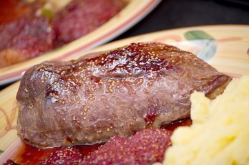 Magret de canard,figues rôties,écrasée de pommes de terre.