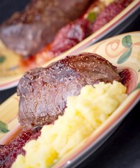 Magret de canard,figues rôties,écrasée de pommes de terre.