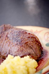 Magret de canard,figues rôties,écrasée de pommes de terre.