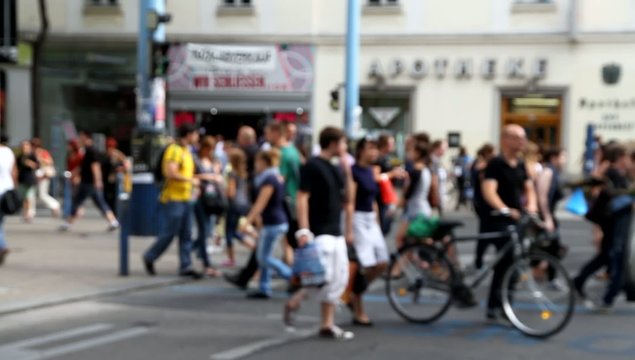 Menschen am Fu&szlig;g&auml;nger&uuml;bergang