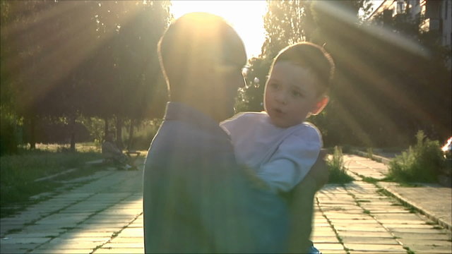 Отец играет с маленьким сыном 2