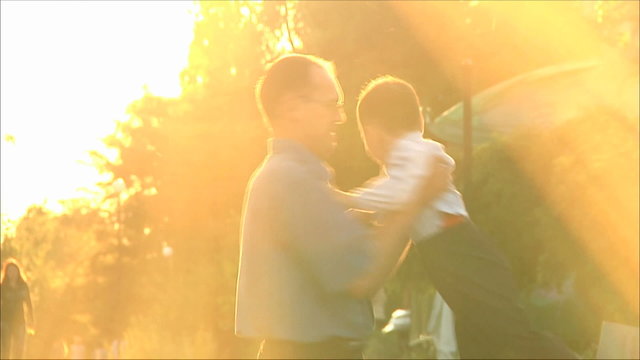 Отец играет с маленьким сыном 1