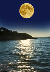 Fototapeta na wymiar dekoracje nocy z zobaczyć i księżyc