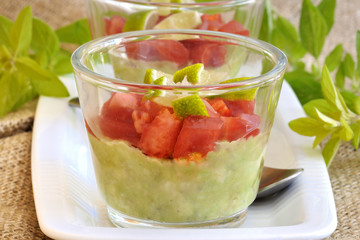 guacamole w szklanych naczyniach
