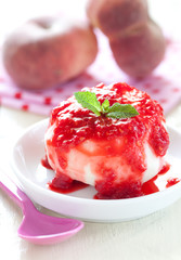 pochierter Pfirsich mit Himbeersauce