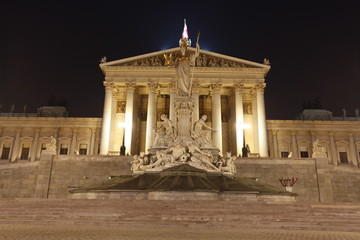 Obraz premium Austrian Parliament in Vienna at night